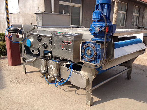 帶式果汁壓榨機安裝現(xiàn)場